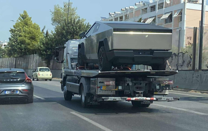 Το γεγονός ότι το Cybertruck δεν μπορεί να πουληθεί επίσημα στην Ευρώπη κάνει πιο φαντασμαγορική κάθε του εμφάνιση. Tesla Cybertruck