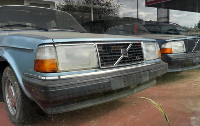 Αυτά τα Volvo, που κάποτε καλογυαλισμένα περίμεναν ιδιοκτήτη, πλέον είναι καταδικασμένα να μένουν εκεί, ως κομμάτια ενός «μουσείου» που δημιουργήθηκε χωρίς πρόθεση. Volvo