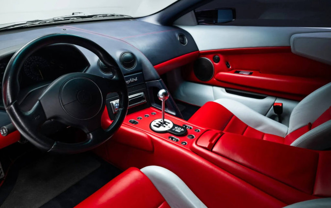 Όταν αγοράζεις υπεραυτοκίνητο, δεν σε νοιάζει η ευκολία σου, αλλά η οδηγική εμπειρία να είναι γεμάτη συναίσθημα. Lamborghini Murcielago