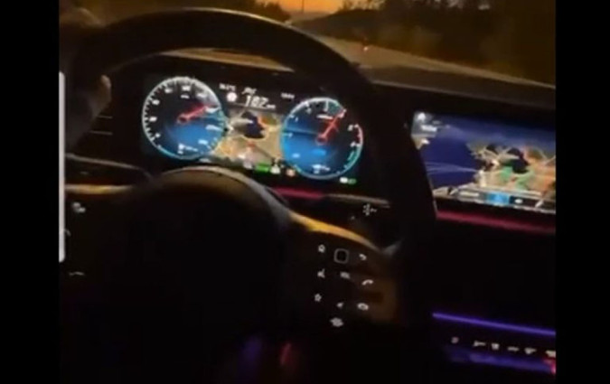 Οι αστυνομικοί ταυτοποίησαν τον δράστη και του πέρασαν χειροπέδες.