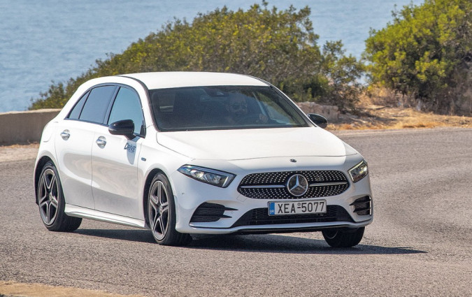 Καλές και χρυσές οι G-Wagen, οι Maybach και οι AMG, αλλά χρειάζονται και τα πιο κόμπακτ μοντέλα. Mercedes-Benz