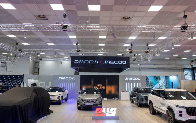 Το Omoda 9 SHS έκανε πρεμιέρα στη ΔΕΘ με συμμετοχή του Argos, ενός σκύλου-ρομπότ που εξελίχτηκε από κοινού από την ομάδα τεχνολογίας της Omoda & Jaecoo και την Aimoga, συνδυάζοντας ρομποτική και τεχνητή νοημοσύνη. Omoda & Jaecoo