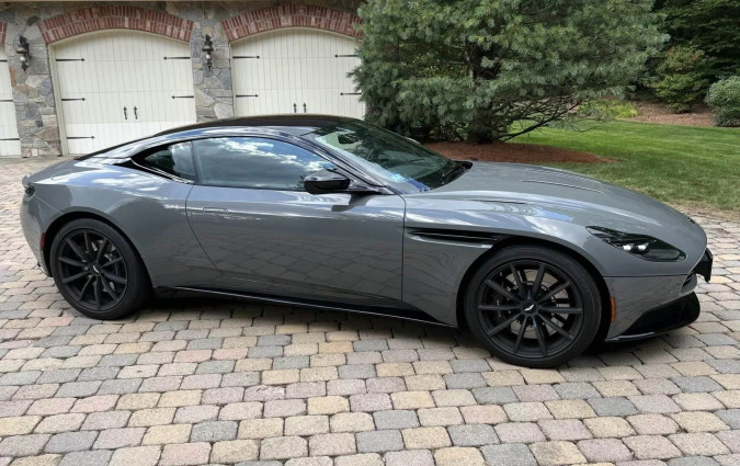 Αντιστοιχούν περίπου $200 απαξίωση σε κάθε χιλιόμετρο που βρέθηκε πίσω από το τιμόνι της. Σαν ακριβά τού κόστισαν τα γούστα... Aston Martin DB11