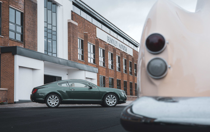 Η Bentley προσαρμόζεται σε μια αγορά που αλλάζει συνεχώς, όπου οι πολιτικές φιλοδοξίες συχνά συγκρούονται με την πραγματική ζήτηση. Bentley