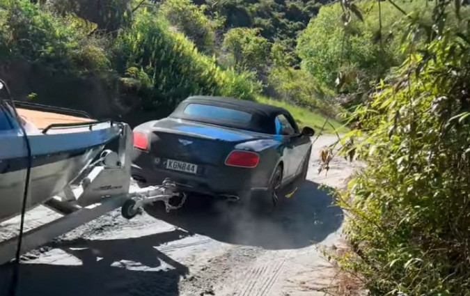 Bentley Continental GTC, κοτσαδόρος και τρέιλερ με βάρκα! Πάρε μάστορα ένα πιο κατάλληλο αυτοκίνητο! Λεφτά υπάρχουν -απ' ό,τι φαίνεται. Bentley Continental GTC