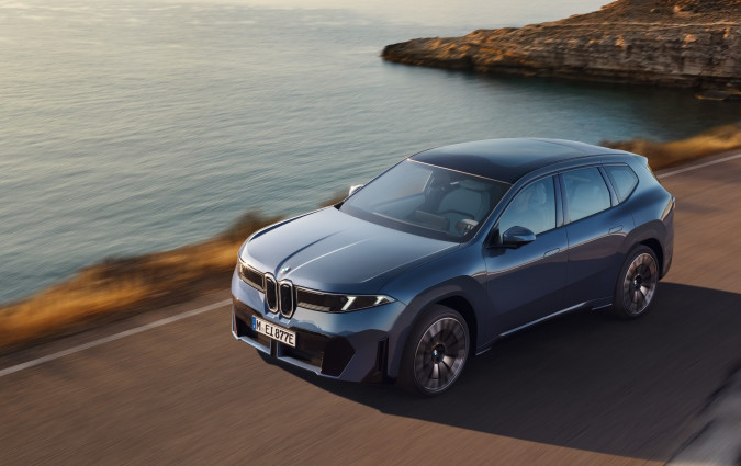 Η BMW iX3 ξεκινά την εμπορική της πορεία στην ελληνική αγορά από €69.950, χωρίς να περιλαμβάνεται η κρατική επιδότηση BMW iX3