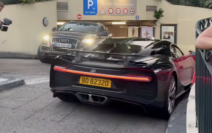 Μια στιγμή απροσεξίας με μια Bugatti Chiron μπορεί να πονέσει πολύ περισσότερο από το απλό γδάρσιμο που θα πάθαινε ένα «ταπεινό» καθημερινό αυτοκίνητο... Bugatti Chiron