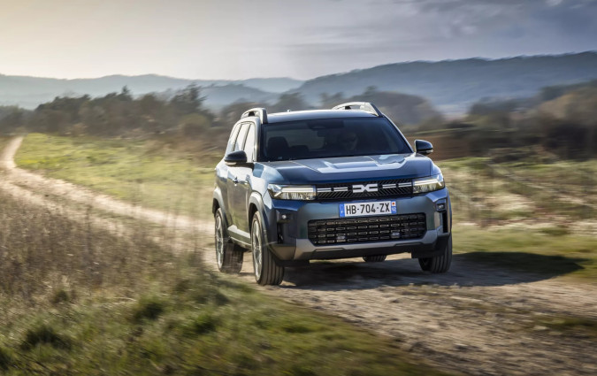 Το Dacia Bigster αποτελεί την καλύτερη απόδειξη ότι η Dacia εξελίσσεται μαζί με το κοινό της, χωρίς όμως να ξεχνά τις αξίες που την έκαναν αγαπητή: προσιτές τιμές, έξυπνες λύσεις και γνήσια αυτοκινητική ουσία Dacia Bigster
