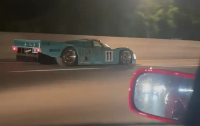 Φήμες λένε ότι μόνο μία δρομίσια Porsche 962C βρίσκεται σε ολάκερη την αμερικανική ήπειρο. Πόσες είναι οι πιθανότητες η συνάντηση να ήταν όντως τυχαία και όχι προμελετημένη; Ferrari F40