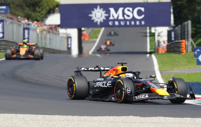 Στη Monza ο Verstappen ήταν κυριαρχικός, πανηγυρίζοντας την 66η νίκη της καριέρας του και την τρίτη τα τελευταία τέσσερα χρόνια στον ναό της ταχύτητας Monza GP Verstappen