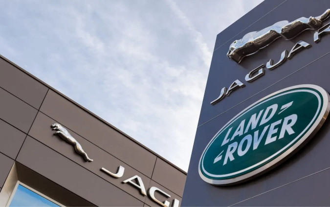 Τα εργοστάσια της Jaguar Land Rover θα παραμείνουν κλειστά τουλάχιστον έως την 1η Οκτωβρίου. Έχουν κατεβάσει ρολά από τις 2 Σεπτεμβρίου, δηλαδή ήδη σχεδόν έναν μήνα. Jaguar Land Rover