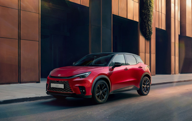 Το Lexus LBX Vibrant Edition θα κατασκευαστεί σε περιορισμένο αριθμό αυτοκινήτων από τον εφετινό Σεπτέμβριο έως τον Μάιο του '26. Lexus LBX Vibrant Edition