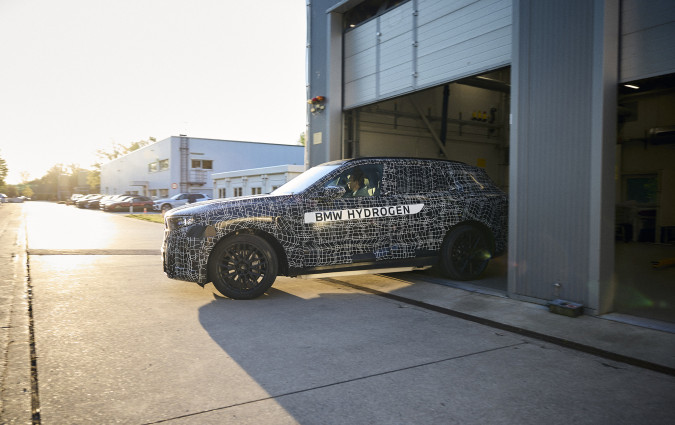 Η νέα BMW iX5 Hydrogen αποδεικνύει ότι το υδρογόνο είναι ένας βασικός πυλώνας για το μέλλον της βιώσιμης κινητικότητας. BMW iX5 Hydrogen