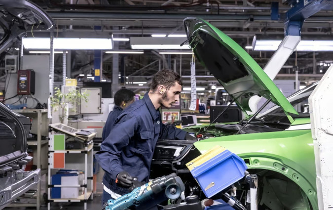 Οι συνδικαλιστές τονίζουν ότι η διοίκηση ήδη σχεδιάζει να σταματήσει οριστικά την παραγωγή του Opel Mokka στο Poissy το 2028. Poissy