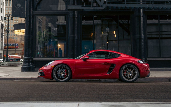 Το μεγάλο στοίχημα για τη φίρμα είναι οι Porsche Boxster και Cayman να προκαλέσουν τα ίδια συναισθήματα με μια ηλεκτρική καρδιά, αντί για τον γνώριμο κινητήρα μπόξερ. Porsche 718