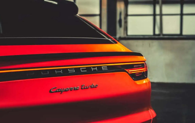 Σε μια εποχή που η αυτοκινητοβιομηχανία δοκιμάζεται από δασμούς, πιεστικές περιβαλλοντικές νομοθεσίες και αβέβαιη ζήτηση για EV, η Porsche επιλέγει να κινηθεί με πιο προσεκτικά βήματα Porsche Cayenne Turbo