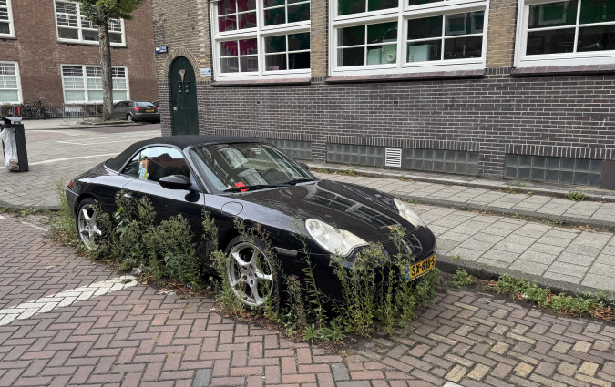 Η Typ 996 έχει μια ιδιαίτερη θέση στην ιστορία της Porsche 911: Ήταν η πρώτη που λανσαρίστηκε (1998) με υγρόψυκτο κινητήρα, φέρνοντας την 911 στη σύγχρονη εποχή. Porsche 911