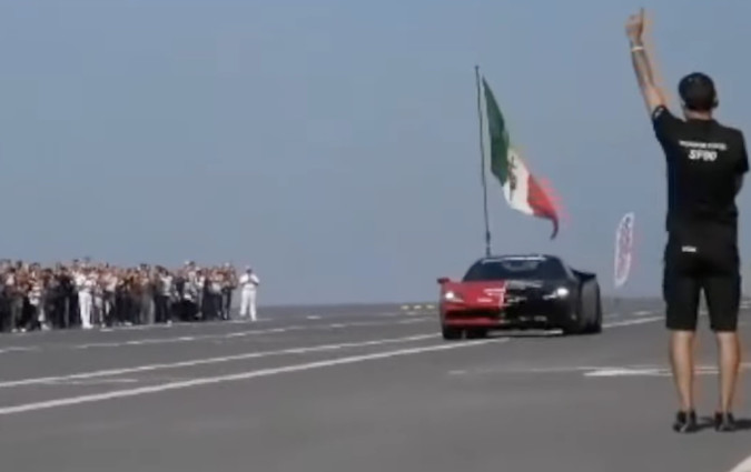 Το κατάστρωμα του Nave Trieste εκτείνεται σε μήκος 236 m, που ακούγεται μεγάλο νούμερο. Αλλά φαντάσου να γκαζώσεις εκεί πάνω με 1.000 ίππους και να φρενάρεις εγκαίρως, ώστε να μην βυθιστείς στη θάλασσα... Ferrari SF90 Stradale