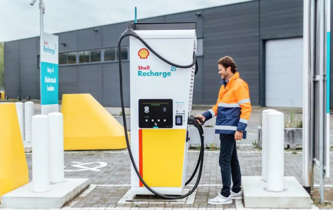Η Shell υπόσχεται σταθερή και χαμηλή τιμολόγηση σε όλο το δίκτυο -στρατηγικό πλεονέκτημα για όσους διαχειρίζονται ηλεκτρικά φορτηγά, όπου το λειτουργικό κόστος παραμένει κρίσιμο. Shell