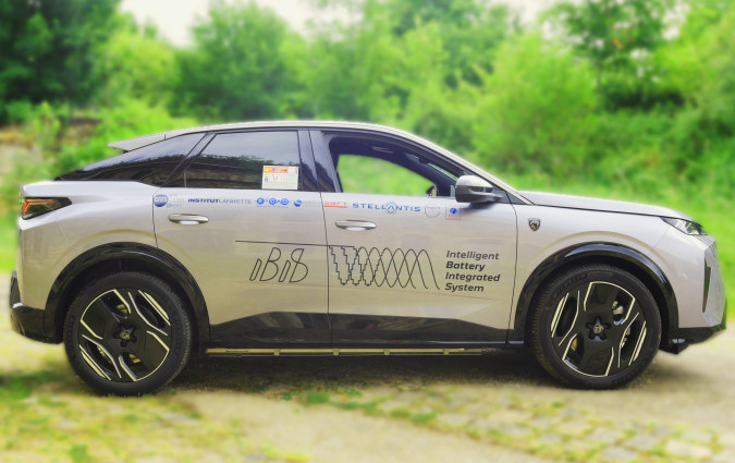 Ο Όμιλος Stellantis με την IBIS υπόσχεται έως 10% βελτίωση ενεργειακής απόδοσης στον κύκλο WLTC, 15% αύξηση ισχύος για ίδιας χωρητικότητας μπαταρία, ελάφρυνση κατά 40 kg και απελευθέρωση χώρου 17 lt. IBIS