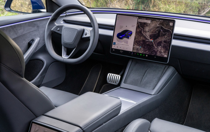 Με αυτή την εξέλιξη, η Tesla επιχειρεί να εξουδετερώσει έναν γνωστό κίνδυνο ασφαλείας, που πλέον βρίσκεται υπό στενή παρακολούθηση από τις αμερικανικές αρχές Tesla