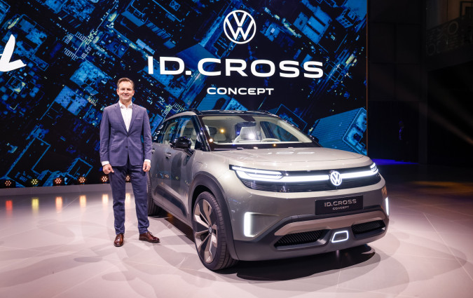 Σε μια περίοδο που οι Κινέζοι κατακλύζουν την Ευρώπη με φθηνά EV, το Volkswagen Group ποντάρει στη δύναμη των brand του και στην ικανότητά τους να συνδυάζουν παράδοση με καινοτομία Volkswagen ID.Cross Concept- Volkswagen Group