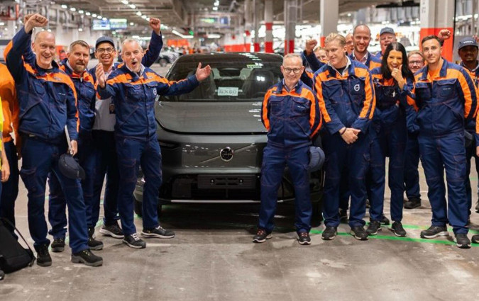 Το Volvo EX60 αναμένεται να αποτελέσει τον πυλώνα της στρατηγικής ηλεκτροκίνησης της εταιρείας, συνδυάζοντας τη σκανδιναβική σχεδίαση με τεχνολογία αιχμής και κορυφαία αυτονομία Volvo EX60