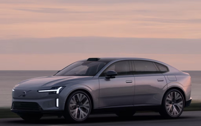 Οι πρώτες παραδόσεις του Volvo ES90 στην Ευρώπη θα ξεκινήσουν αργότερα μέσα στο έτος. Στην Ελλάδα θα είναι διαθέσιμο μόνο κατόπιν παραγγελίας Volvo ES90