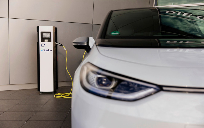 Με βάση τις πρώτες εκτιμήσεις για το κοινωνικό leasing η μηνιαία δόση θα κυμαίνεται κάτω από τα €150 και ο αρχικός αριθμός των δικαιούχων υπολογίζεται σε 10.000 οικογένειες VW ID.3 charging- κοινωνικό leasing