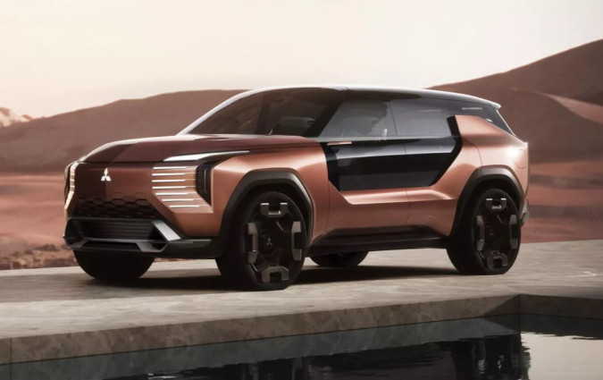 Ίσως το πιο αξιοσημείωτο χαρακτηριστικό είναι η καμπίνα σε σχήμα κάψουλας, που περικλείεται από τα ανάγλυφα πίσω φτερά με «αιωρούμενο» σχεδιασμό. Mitsubishi Elevance