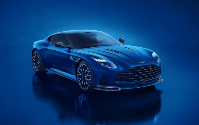 Η Aston Martin DB12 S θα διατεθεί τόσο ως κουπέ όσο και ως Volante (κάμπριο), με τις παραδόσεις να ξεκινούν στις αρχές του 2026. Aston Martin DB12 S
