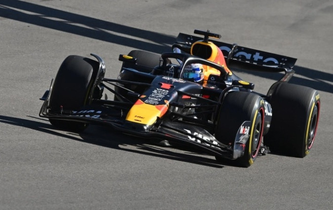 Στο GP Ηνωμένων Πολιτειών ο Max Verstappen πανηγύρισε την 68η νίκη της καριέρας του. Και με πέντε αγώνες να απομένουν είναι για τα καλά στη μάχη του τίτλου, 40 βαθμούς πίσω από τον Piastri GP Ηνωμένων Πολιτειών- Verstappen