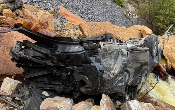 Πράγματι, το αμερικανικό pick-up κατρακύλησε στην πλαγιά από ύψος σχεδόν 90 μέτρων, στο φαράγγι του ποταμού Uncompahgre, στην ίδια ορεινή διαδρομή που πολλοί γνωρίζουν ως Million Dollar Highway. Ford F-150