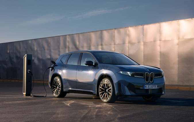 Η νέα BMW iX3 είναι διαθέσιμη στην ελληνική αγορά, ξεκινώντας από €69.950, χωρίς να περιλαμβάνεται η κρατική επιδότηση BMW iX3