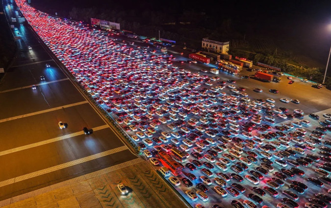 Το μποτιλιάρισμα σημειώθηκε την περασμένη Δευτέρα, 6 Οκτωβρίου, και οι εικόνες που έχουν κυκλοφορήσει στα social media θυμίζουν ταινία επιστημονικής φαντασίας Μποτιλιάρισμα Κίνα
