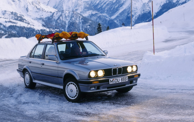 Η BMW 325i Allrad -325iX αργότερα- απευθυνόταν σε εκείνο το ειδικό κοινό που ήθελε με την Ε30 του να κινείται με σιγουριά παρά να «καίει λάστιχο», μένοντας όμως πιστό στην BMW και στην οδηγική εικόνα της. BMW 325i Allrad