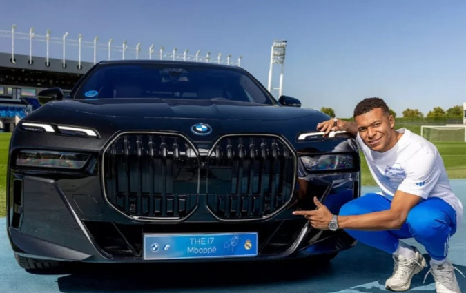 Ωστόσο, παρά το γεγονός ότι ο Kylian Mbappé κατέχει έναν εντυπωσιακό στόλο γεμάτο πολυτελή μοντέλα, δεν του επιτρέπεται να οδηγήσει κανένα από αυτά. Kylian Mbappé