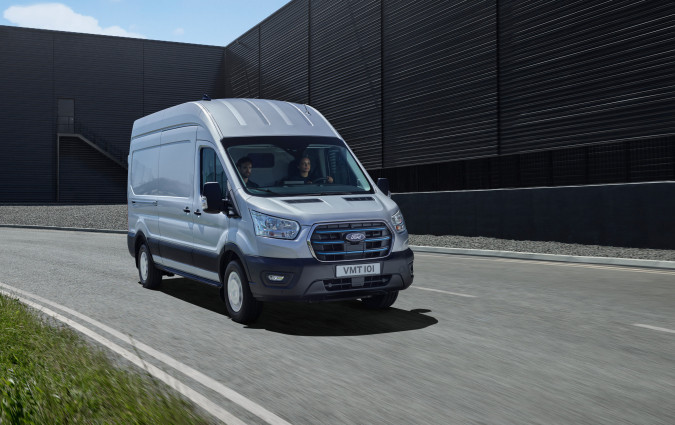 Το νέο Ford E-Transit φέρνει την ηλεκτροκίνηση στον πυρήνα των επιχειρήσεων, συνδυάζοντας κορυφαίες μεταφορικές ικανότητες με χαμηλό κόστος λειτουργίας. Ford E-Transit