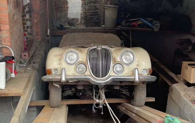 Η Jaguar S-type βρέθηκε χωρίς καπό και χωρίς τον 6κύλινδρο σε σειρά κινητήρα των 220 ίππων που την έκανε διάσημη. Jaguar S-type