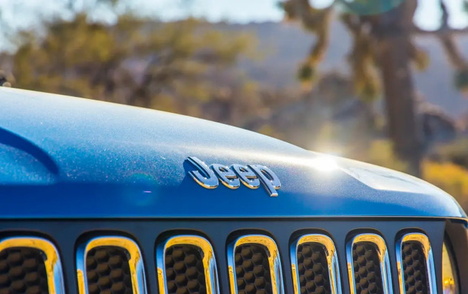 To πρώτο μοντέλο της Jeep που θα προκύψει από αυτή τη συνεργασία αναμένεται στην αγορά το πρώτο τρίμηνο του 2027 Jeep Logo