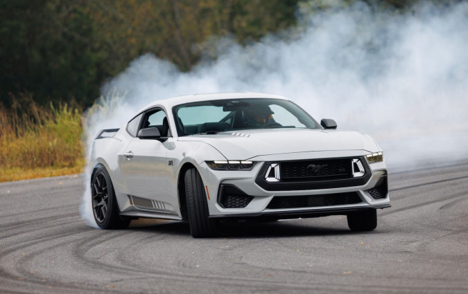 Οι ζάντες έχουν διαστάσεις 19×9,5 ίντσες και για όσους θέλουν ακόμα πιο έντονη εμφάνιση, υπάρχει το «Hyper Lime Appearance Package», που περιλαμβάνει αυτοκόλλητα, φρένα σε πράσινη απόχρωση και άλλες λεπτομέρειες. Ford Mustang RTR