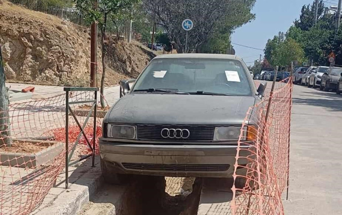 Τι να κάνουν κι οι υπάλληλοι; Έσκαψαν από κάτω. Ευκαιρία για εύκολη αλλαγή λαδιών. Audi 80