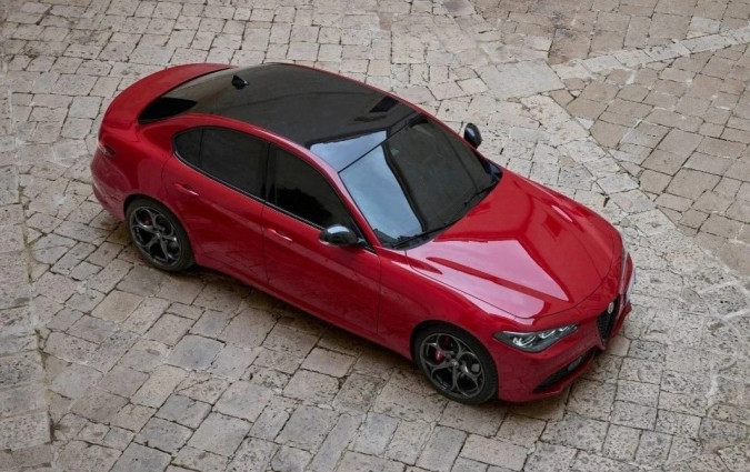 Οι επόμενης γενιάς Giulia και Stelvio σχεδιάστηκαν αρχικά ως 100% ηλεκτρικές, αλλά ο Stellantis αργότερα επέλεξε να προσθέσει και υβριδικές επιλογές, γεγονός που παρέτεινε το χρονοδιάγραμμα εξέλιξης. Alfa Romeo