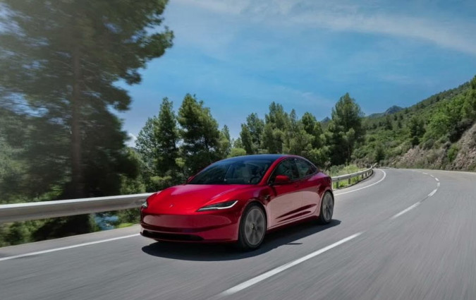 Το αναβαθμισμένο Tesla Model 3 δεν διαφοροποιείται στην τιμή πώλησης, ξεκινώντας από €39.990. Tesla Model 3
