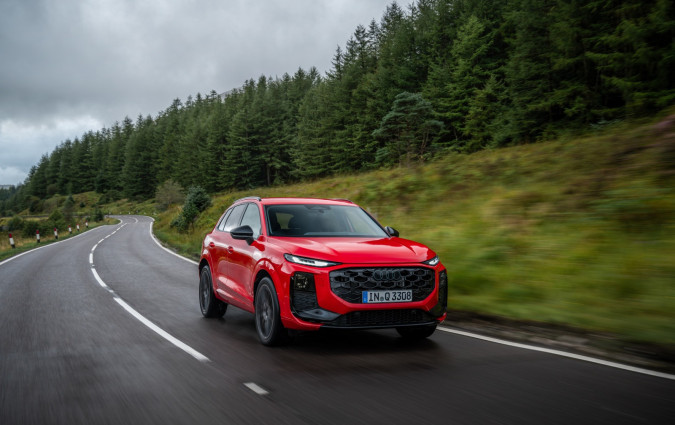Οι προβολείς Digital Matrix LED που ενσωματώνει το νέο Audi Q3 λειτουργούν με χιλιάδες micro-LEDs υψηλής πυκνότητας, προσφέροντας φωτεινότητα και αντίθεση επιπέδου ανώτερων κατηγοριών Audi Q3