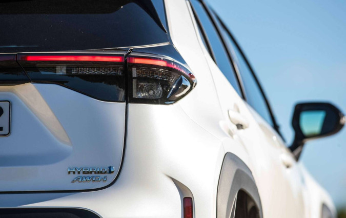 Το Toyota Yaris Cross έκανε την ανατροπή και με 5.637 ταξινομήσεις βρίσκεται στην κορυφή της αγοράς ξεπερνώντας το Peugeot 2008 που μετρά 5.326 Toyota Yaris Cross