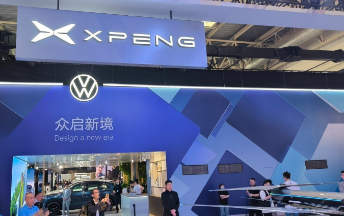 Ήδη από το 2023, η Volkswagen είχε ανακοινώσει επένδυση ύψους 700 εκατομμυρίων ευρώ στη Xpeng, αποκτώντας ποσοστό 4,99% της εταιρείας Volkswagen Xpeng