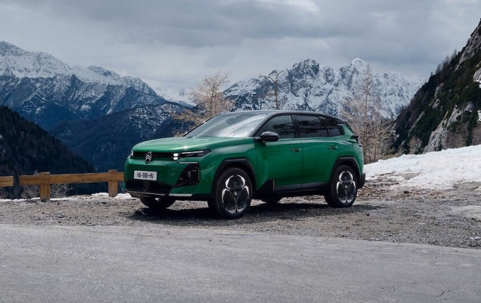 Το νέο Citroën C5 Aircross είναι διαθέσιμο σε τρεις εκδόσεις εξοπλισμού (You, Plus, Max) με την αρχική τιμή για την ήπια υβριδική έκδοση να ορίζεται στις €31.000  Citroën C5 Aircross