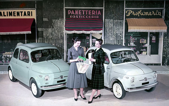 Προσιτό ακόμη και για το πιο στενάχωρο στα οικονομικά Ιταλό, το λιλιπούτειο 500 κάλυψε την ανάγκη για μετακίνηση μιας μεγάλης λαϊκής μάζας στην υπό ανάπτυξη Ιταλία για μια δεκαετία.
