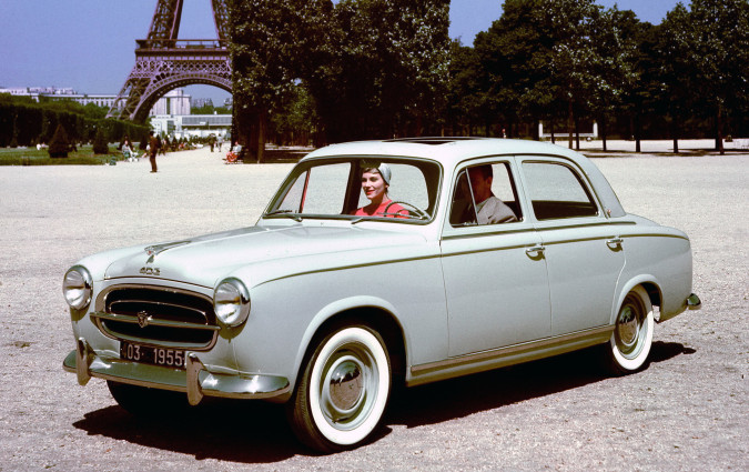 Η επιτυχία του Peugeot 403 διήρκεσε 12 χρόνια, μέσα στα οποία το είδαμε σε έκδοση Cabriolet και Familiale (SW), αλλά και κλειστό φορτηγάκι (Fourgonnette) και με ανοιχτή καρότσα (Camionnette).